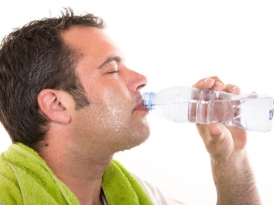 شرب الماء بكثرة أو السوائل، هل يمكن أن يكون سبباً للتعرق أكثر؟